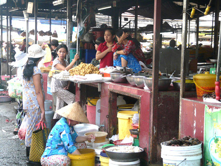 Chợ xuống cấp: Dân tìm cách "né" - 1