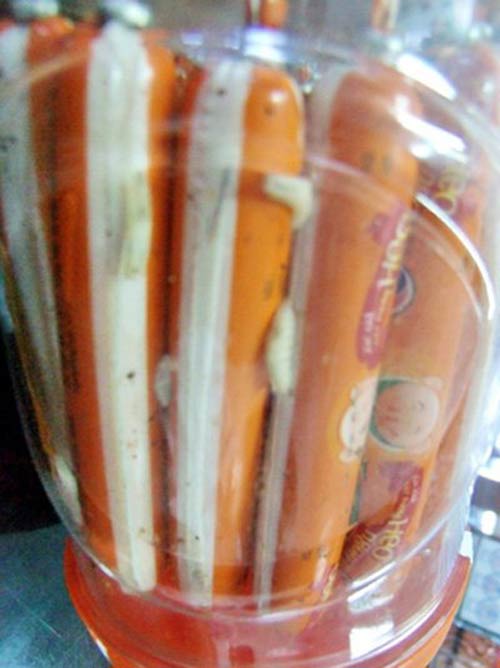 Xúc xích lúc nhúc giòi, thịt lợn chết thành ruốc - 1