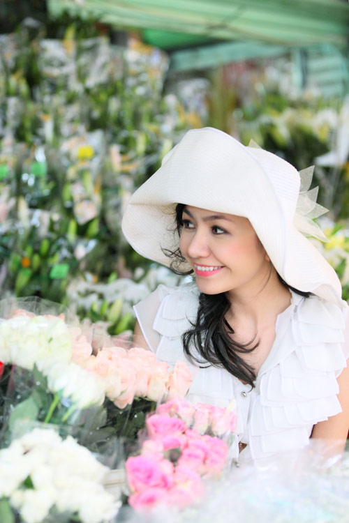 Bạn gái Huỳnh Đông ngọt ngào xuống phố - 1