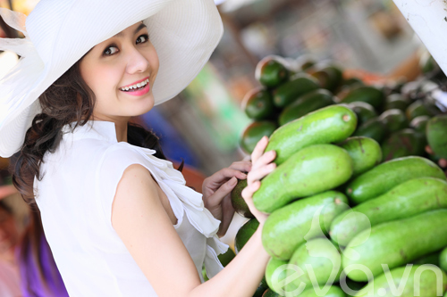 Bạn gái Huỳnh Đông ngọt ngào xuống phố - 14
