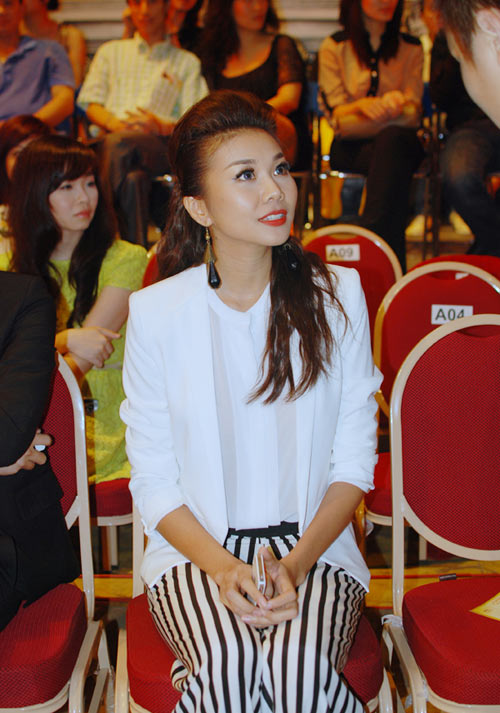 Sao nô nức diện màu đen - trắng - 24