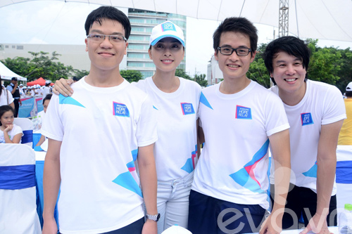 Ngô Thanh Vân nhiệt tình chạy bộ vì người nghèo - 15