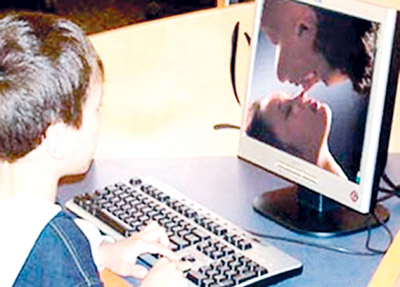 'Bắt tại trận' trẻ xem phim 'sex' - 2