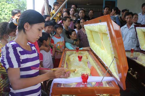 Đau xót tiễn đưa 2 bé song sinh bị cuồng sát - 4