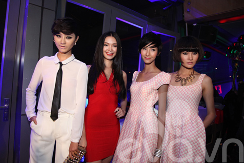 Hoàng Thùy nhạt nhòa cạnh Trà My - 18