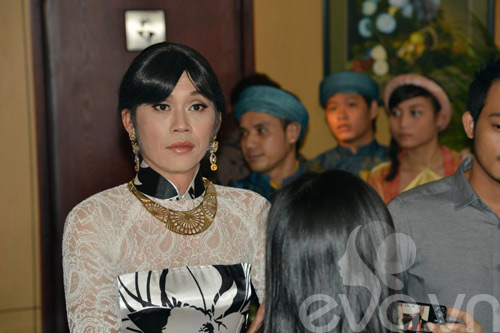 Hoài Linh giả gái, mặc áo dài đi ăn cưới Hồng Tơ - 2