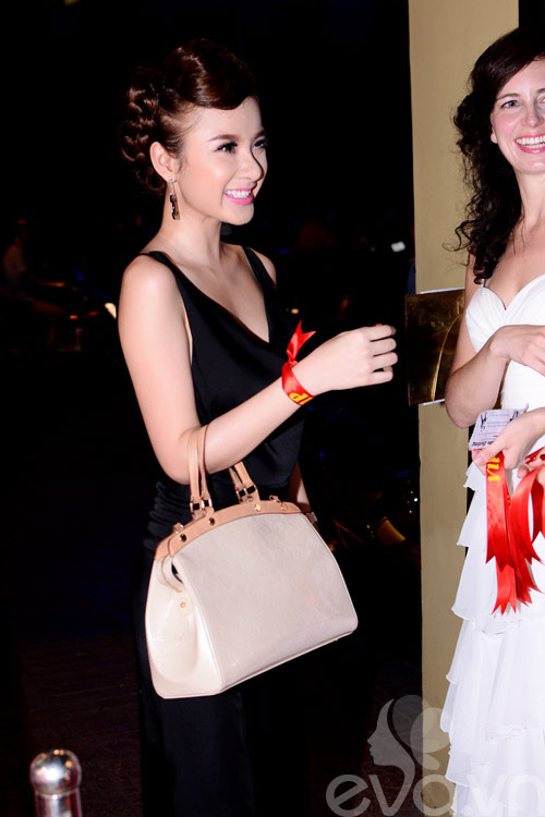Angela Phương Trinh khoe tấm lưng trắng nõn - 11