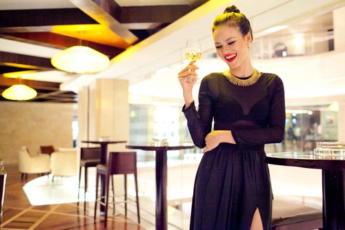 Tuyết Lan diện áo mỏng khoe nội y táo bạo - 4