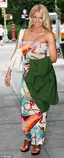 Lộ "ảnh nóng" con gái Jessica Simpson - 4