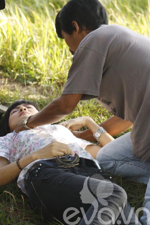 Hiền Mai bị "sát hại" trên đồi cỏ - 6