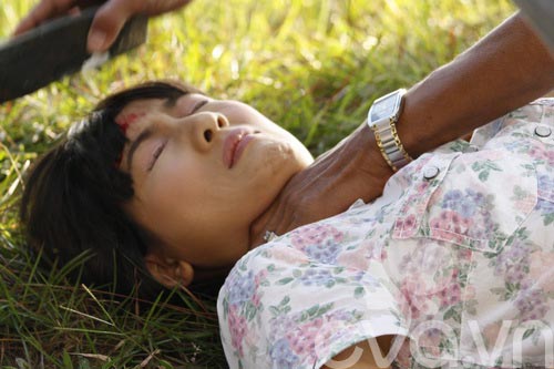 Hiền Mai bị "sát hại" trên đồi cỏ - 7