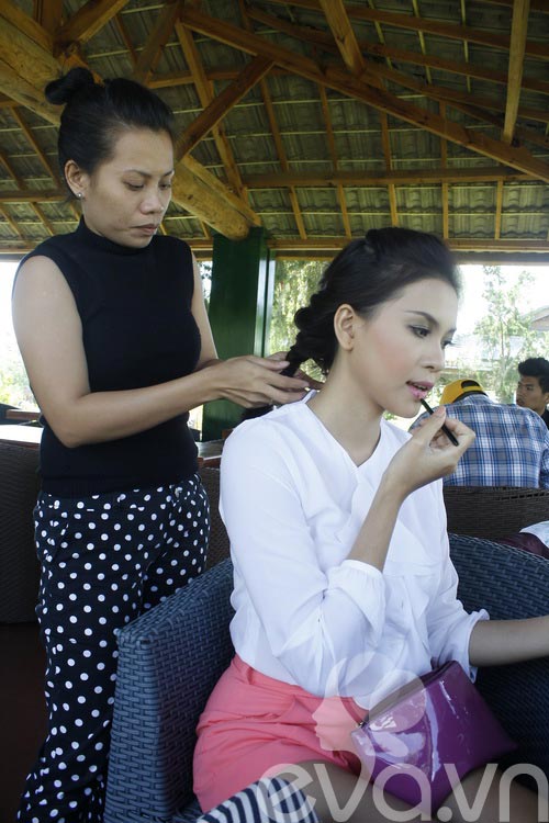 Hiền Mai bị "sát hại" trên đồi cỏ - 13