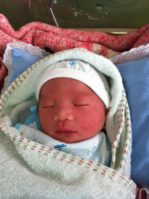 Chân dài Hạ Vy hạ sinh con trai - 1