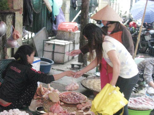 Chợ gà mùa dịch: "Cứ mua đi, có gì chị chịu trách nhiệm" - 1