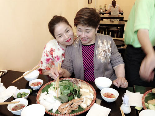 ngan khanh, tuan hung tay trong tay di an - 2