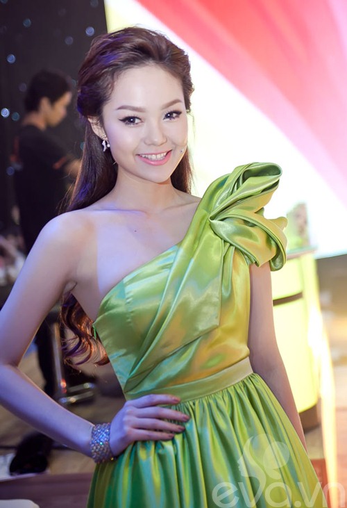 minh hang xinh nhu cong chua ngoi ghe nong - 2