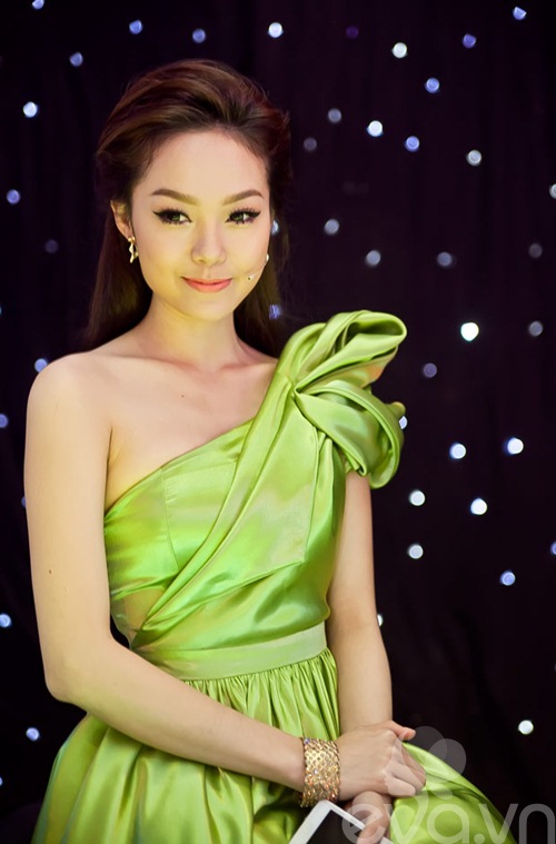 minh hang xinh nhu cong chua ngoi ghe nong - 3