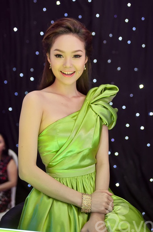minh hang xinh nhu cong chua ngoi ghe nong - 4