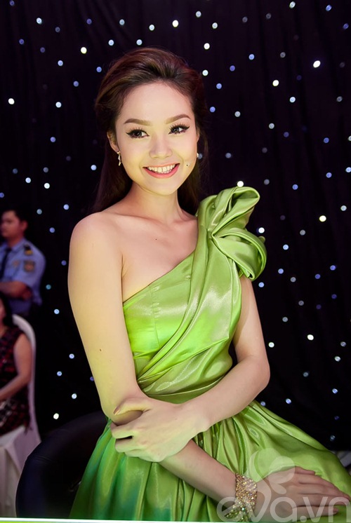 minh hang xinh nhu cong chua ngoi ghe nong - 5
