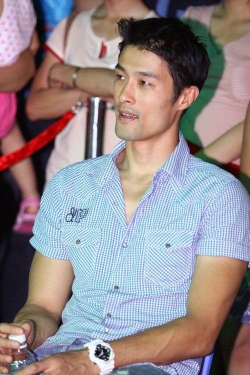 hoang oanh rang ro canh johnny tri nguyen - 5