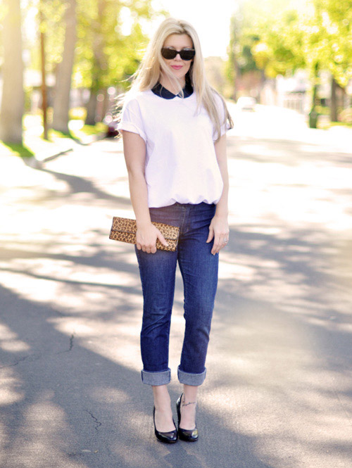 bien hoa voi quan jeans va ao phong trang - 1