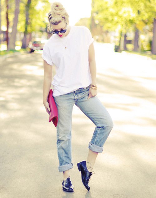 bien hoa voi quan jeans va ao phong trang - 4