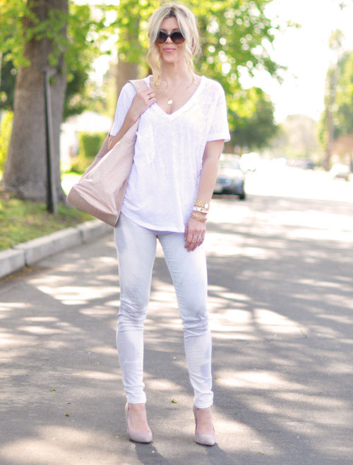 bien hoa voi quan jeans va ao phong trang - 5