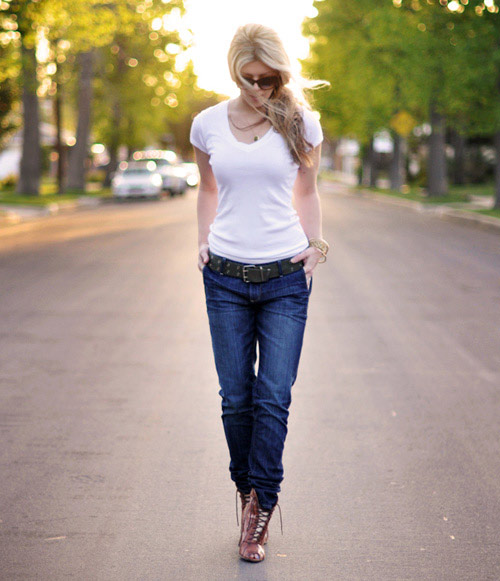 bien hoa voi quan jeans va ao phong trang - 6