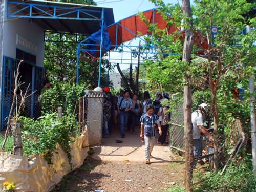 chem chet chau trai trong dam tang con gai - 1