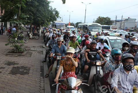dong nguoi un un tro lai thu do sau ki nghi le - 13