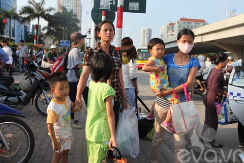 dong nguoi un un tro lai thu do sau ki nghi le - 4