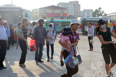 dong nguoi un un tro lai thu do sau ki nghi le - 3