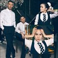 Làng sao - Yến Trang "chuẩn men" bên hai vũ công nam