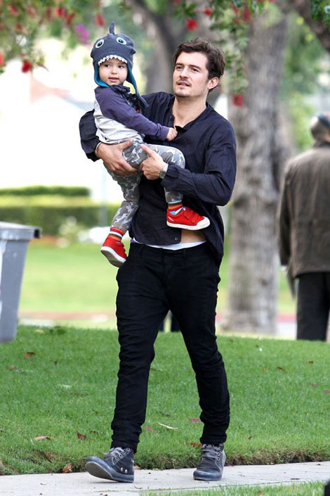 orlando bloom chat vat be nhoc mum mim flynn - 2