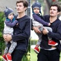 Làng sao - Orlando Bloom chật vật bế nhóc mũm mĩm Flynn