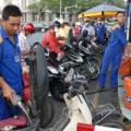 Mua sắm - Giá cả - Mỗi lít xăng, dân gánh 8.400 đồng tiền thuế