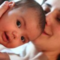Làm mẹ - Mắt bé đỡ sụp mí nhờ mẹ siêng vuốt?