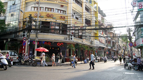 pho 'trai goi' chuyen phuc vu quy ba - 1