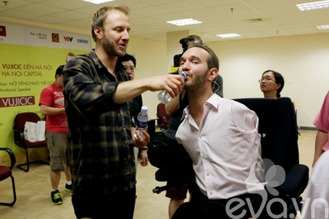 hau truong "doc" truoc gio dien thuyet cua nick vujicic - 10