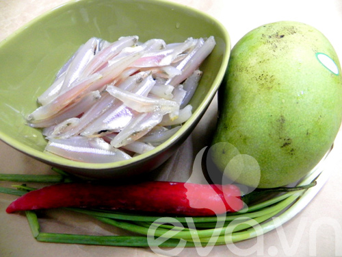 Cá cơm kho xoài ngon lạ - 1