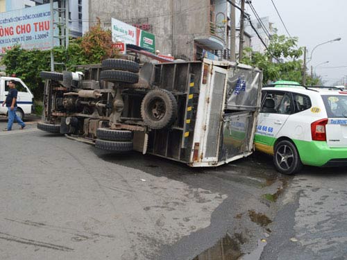 don taxi, 1 phu nu bi xe tai lat de - 1