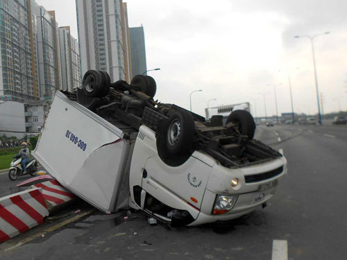 don taxi, 1 phu nu bi xe tai lat de - 2