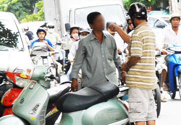 noi tuc noi cong cong, phat 200.000 dong - 1