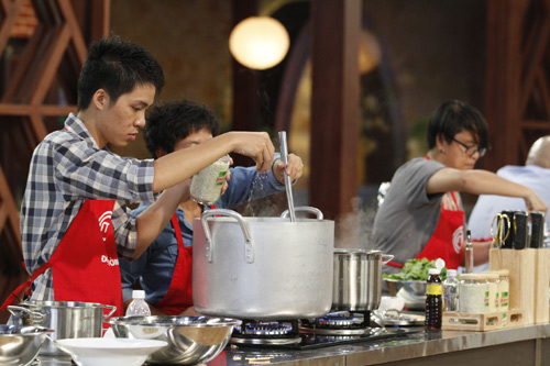 masterchef: nguyen giap bi len an - 12