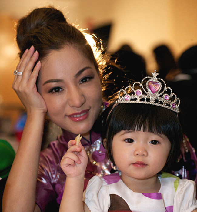Ngắm con gái Thúy Nga rất đáng yêu