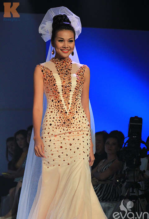 thanh hang mac vay cuoi goi cam - 4