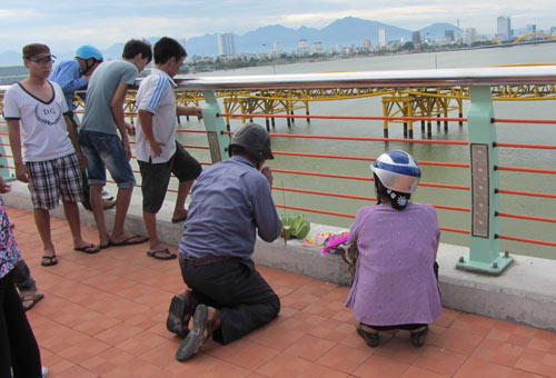 da nang: nam thanh nien nhay cau tu tu - 2