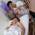 Làng sao - Tự Long nhập viện vì bị đứt dây chằng