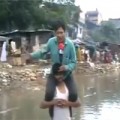 Tin tức - Phẫn nộ phóng viên cưỡi cổ nạn nhân... đưa tin lũ