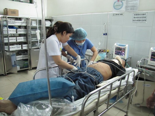 xe tai tong bep nat xe khach, 12 nguoi trong thuong - 1